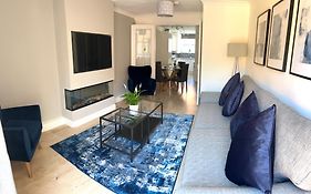 3 Bedroom - 2 Bathroom Townhouse In Corstorphine Near Murrayfield Stadium - Direct Bus To Edinburgh City Centre In 20 Minutes - Two Private Parking Spaces - Private Sunny Garden - Recently Refurbished