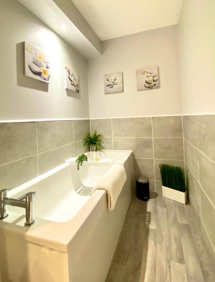 Corstorphine Townhouse: Spacious Stay Near Murrayfield with Garden Edinburgh Exterior photo